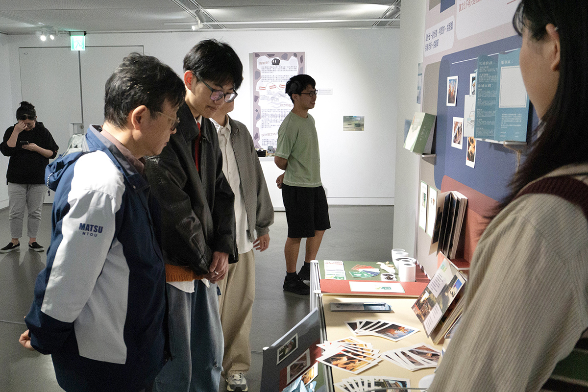 林泰源教務長與「埔上街事」導覽同學討論文化敘事與創生議題。