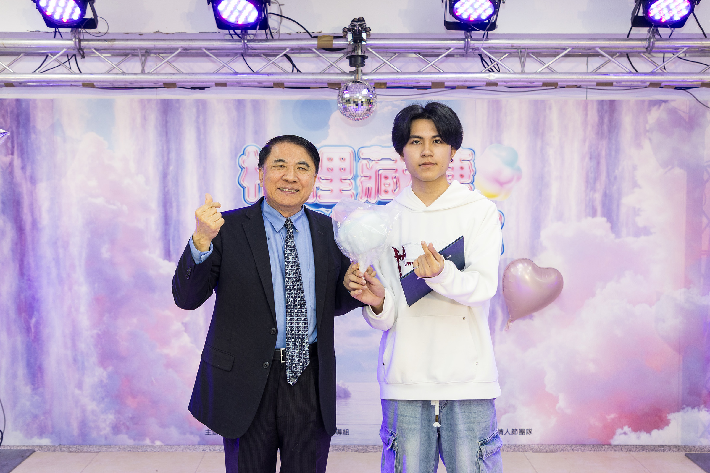 本次活動總召林佳翰同學(右)贈送棉花糖予許泰文校長(左)。