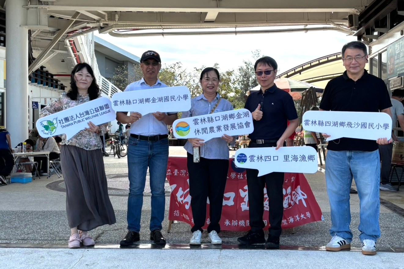 李明安副校長(右2)與合作夥伴合影。