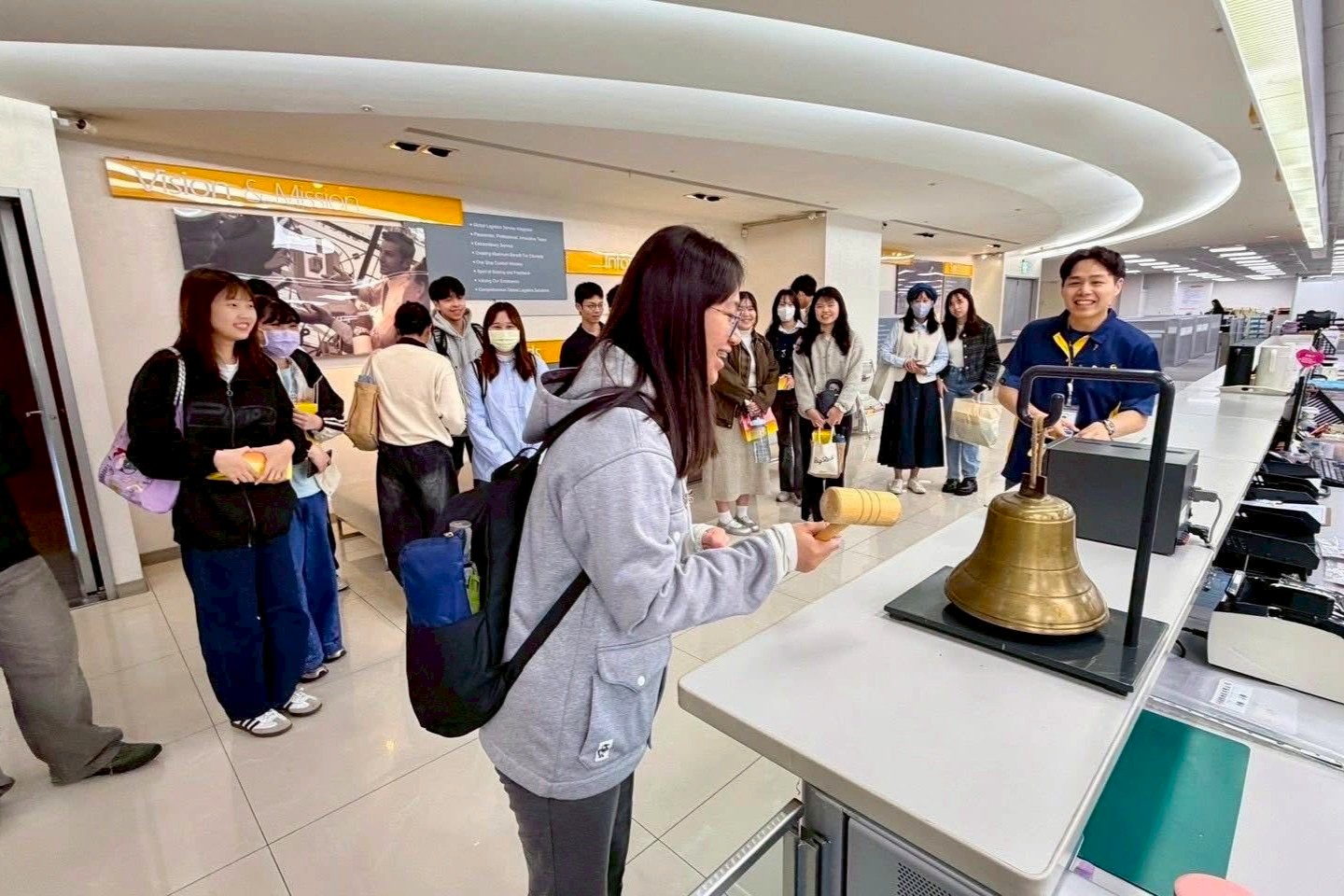 透過企業簡報與現場觀摩讓境外生深入了解產業實務運作。