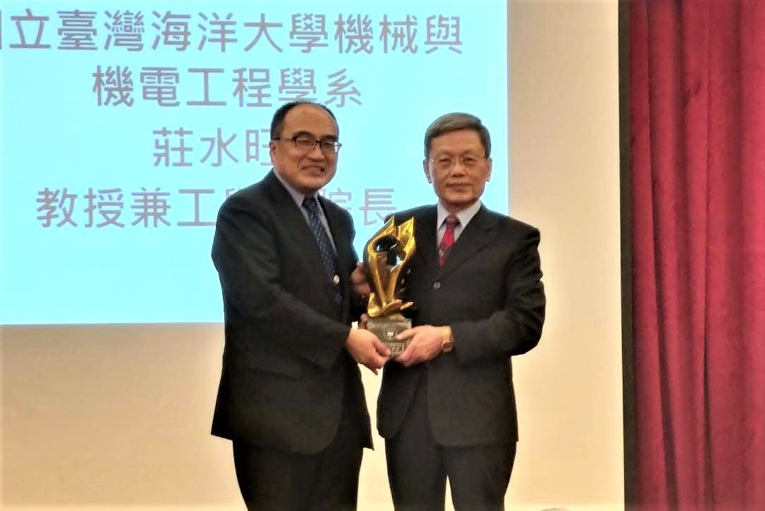 經濟部工業局局長呂正華(左)頒發鑄造工程獎予海大莊水旺教授(右)