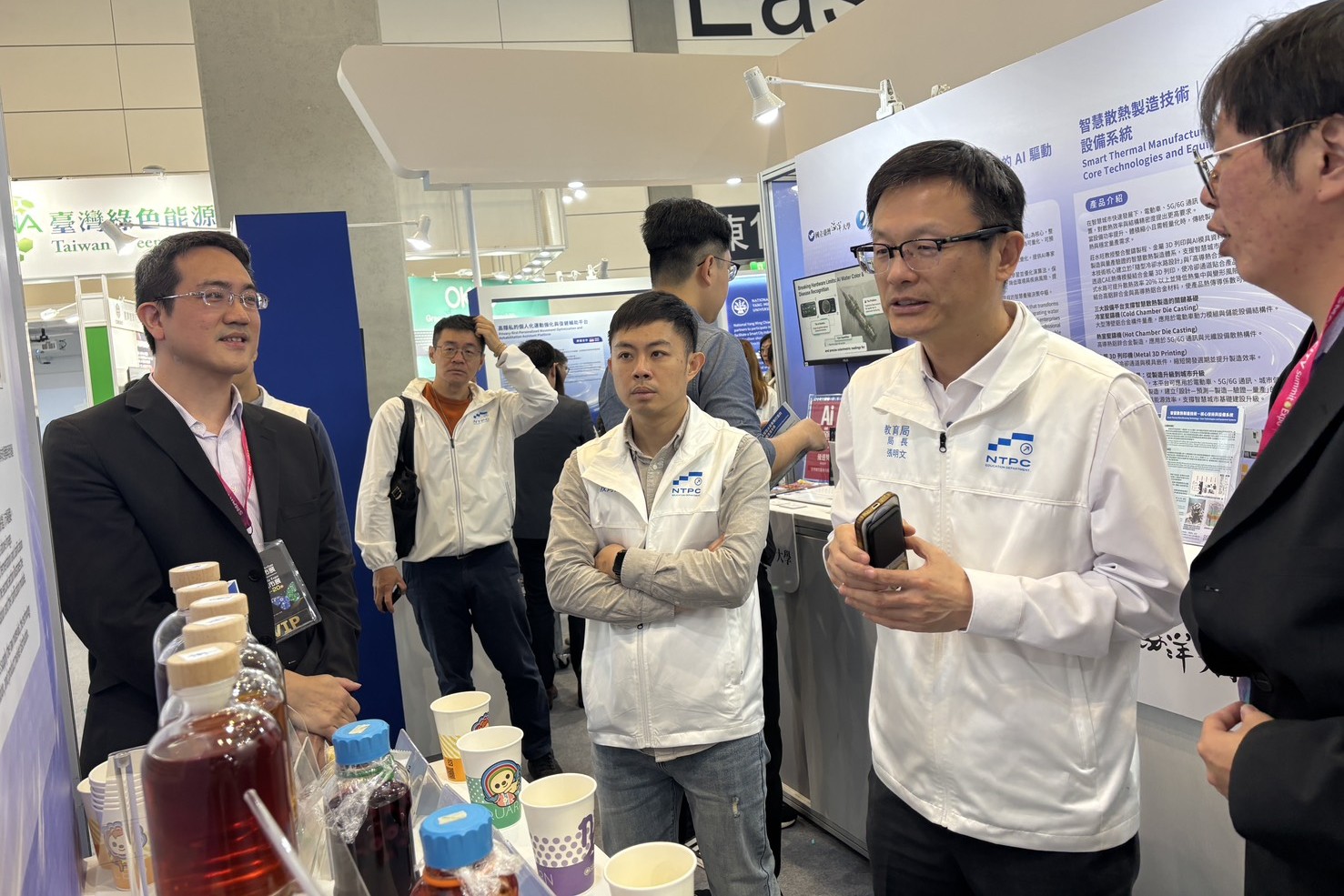 新北市政府教育局張明文局長(右2)參觀海大技術(左1為海大產學中心黃章文主任)