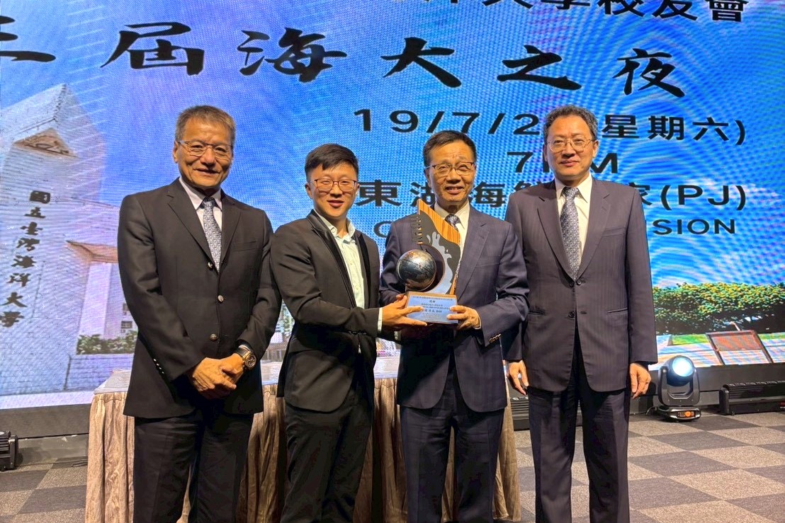 由海大校友總會林見松總會長(右2)代表感謝海大馬來西亞校友會