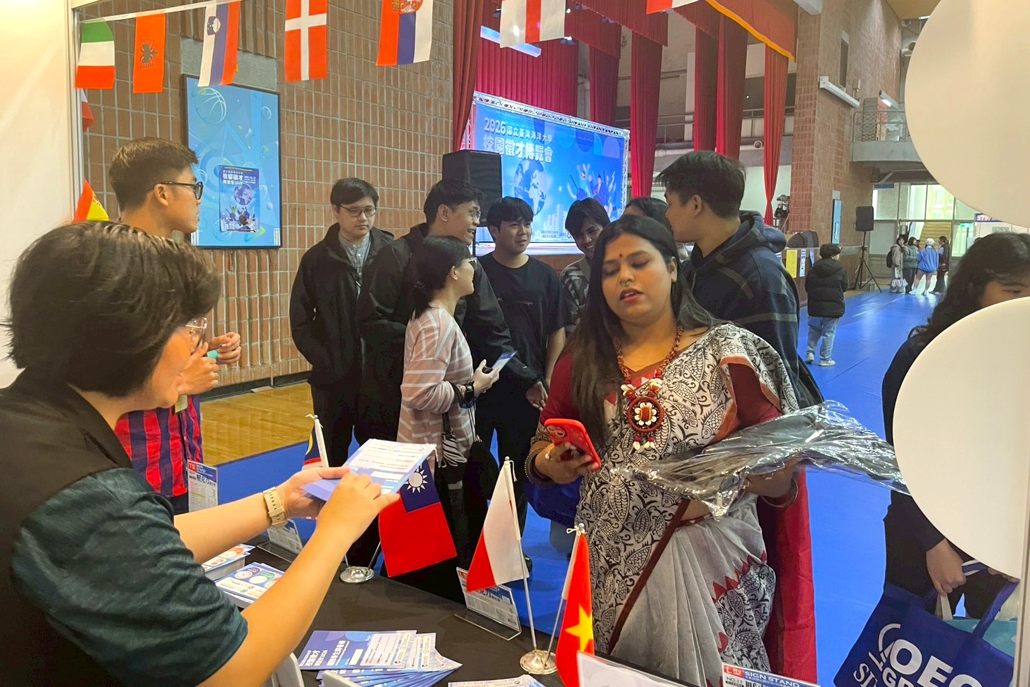 海大境外生於徵才博覽會現場資訊諮詢。