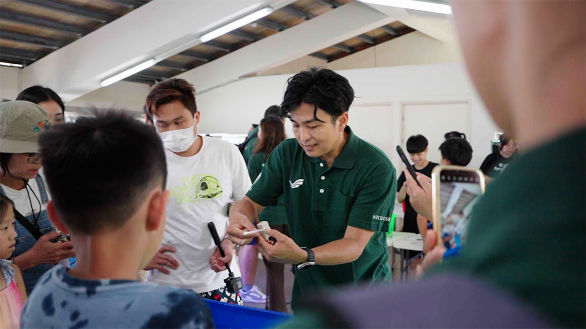 識名信也教授推動「珊瑚小學堂」帶領學童親手種植珊瑚苗，建立海洋碳匯概念