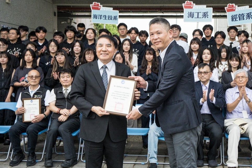 許泰文校長頒發感謝狀予光鼎生技柳雲峯處長。