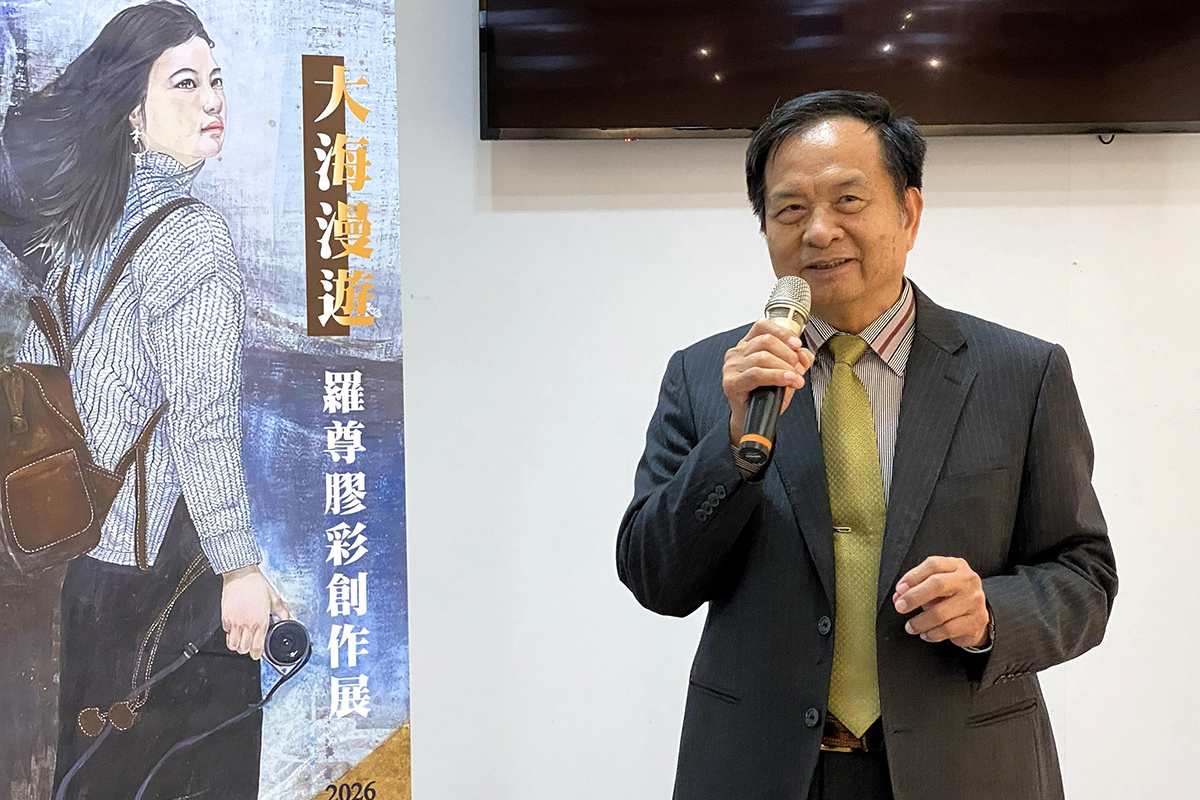 桃園美術教育學會羅維欽理事長表示，藝術家羅尊的藍色系列細膩地表現出海洋的深度與流動感。