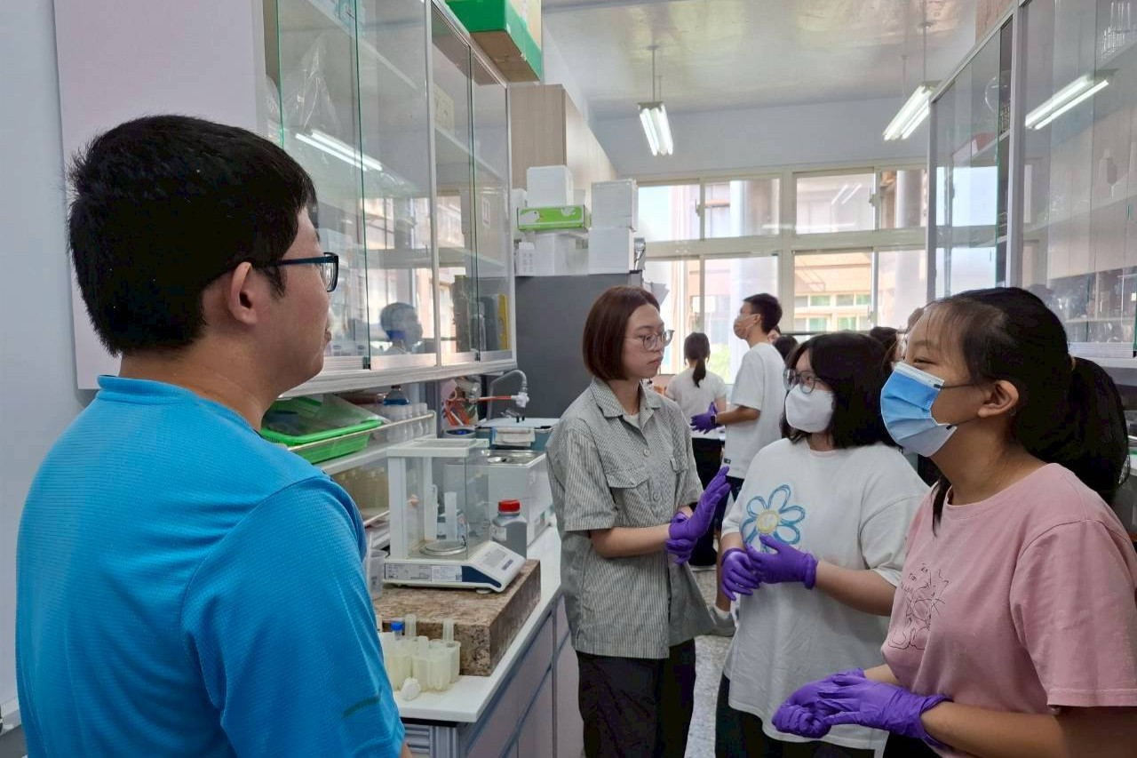 高中生們透過實驗操作認識綠色化學與永續材料的核心理念。
