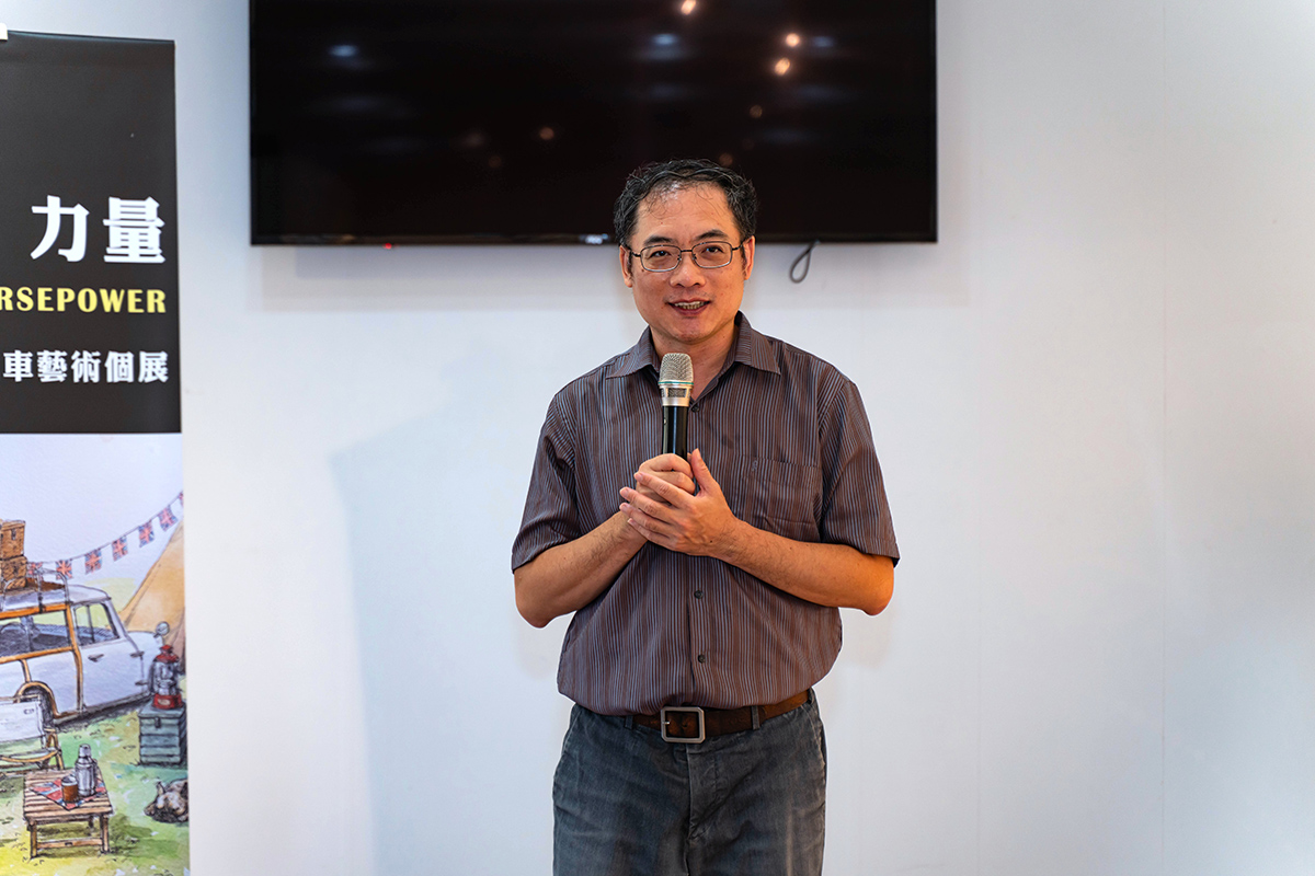 謝忠恆主任讚夏祖亮老師的創作展現「專注一件事、多元發展」的精神。