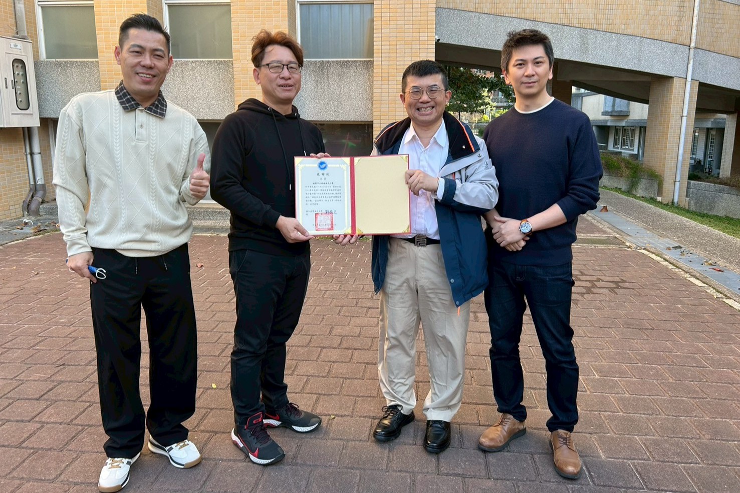 曾聖文老師(右2)致贈感謝狀感謝瑞梅國小黃昶皓主任的支持