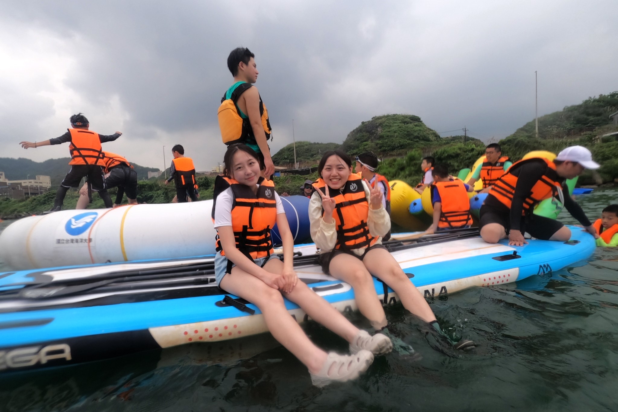 在海大專業水域運動團隊帶領下所有民眾玩的不亦樂乎