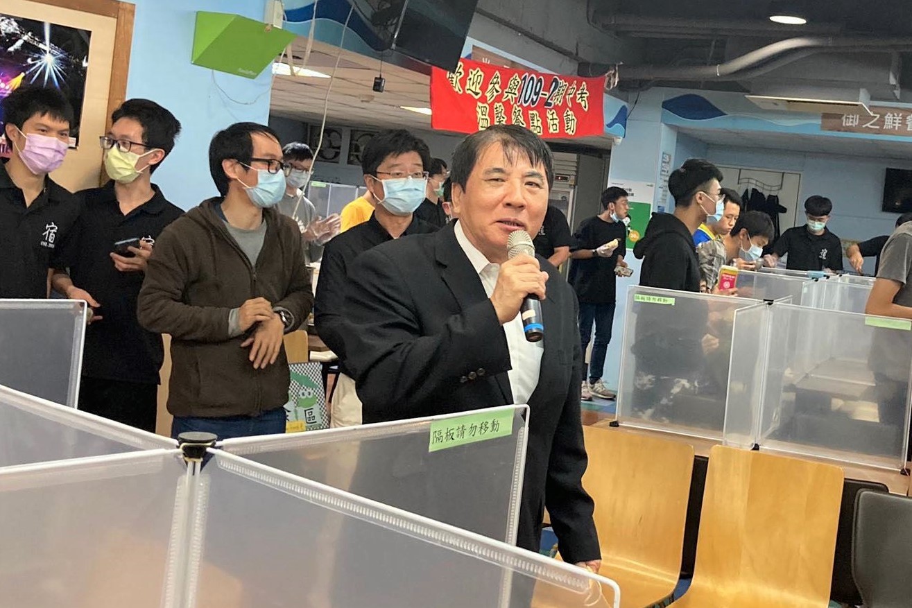 許泰文校長希望同學在準備期中考試時更有體力與精神，吃飽喝足後再繼續衝刺