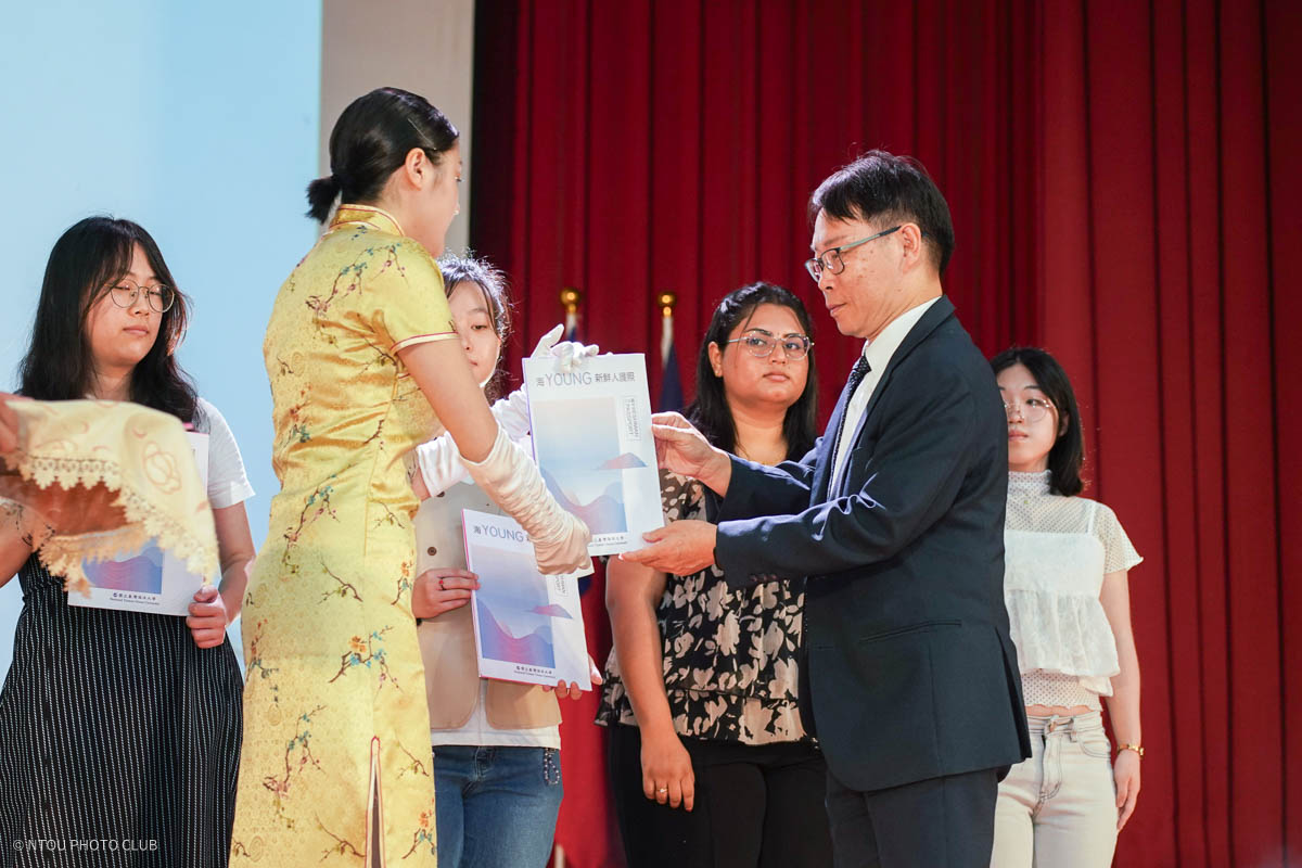 李副校長致贈新生見面禮-海Young新鮮人護照