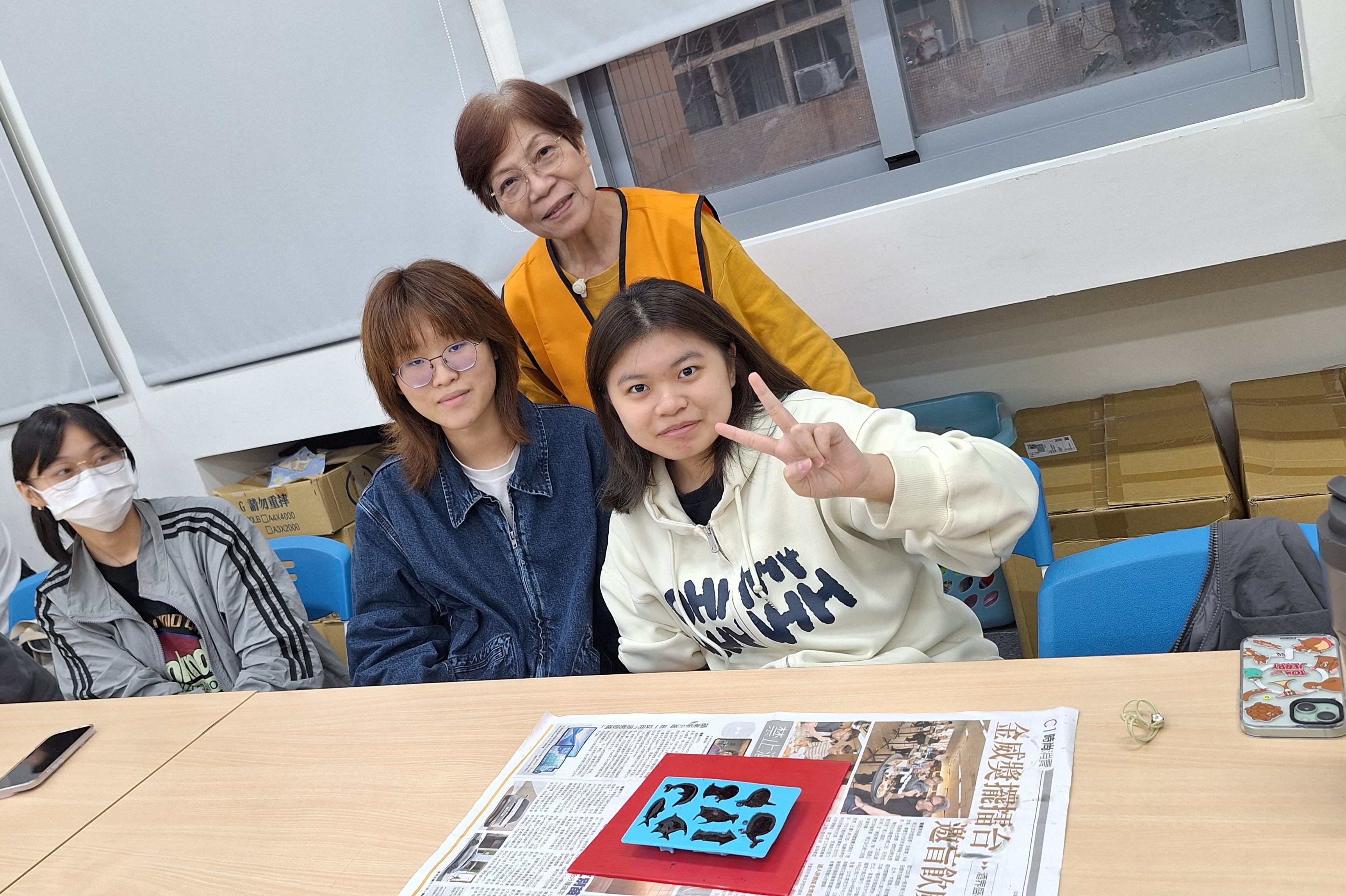 文創系學生在環保志工帶領下完成DIY作品