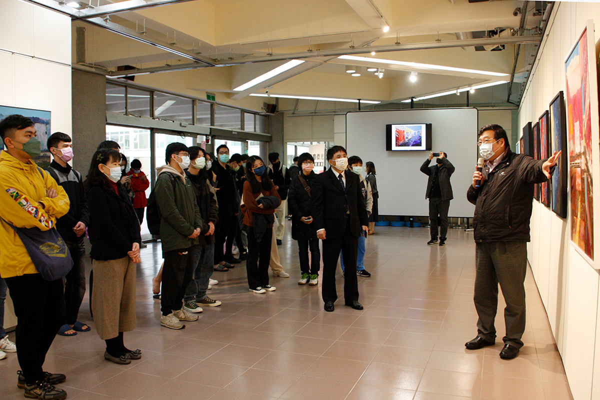 這次展出的作品包含〈重生〉系列、〈痕〉系列、〈生命力〉系列、〈岩光〉系列等