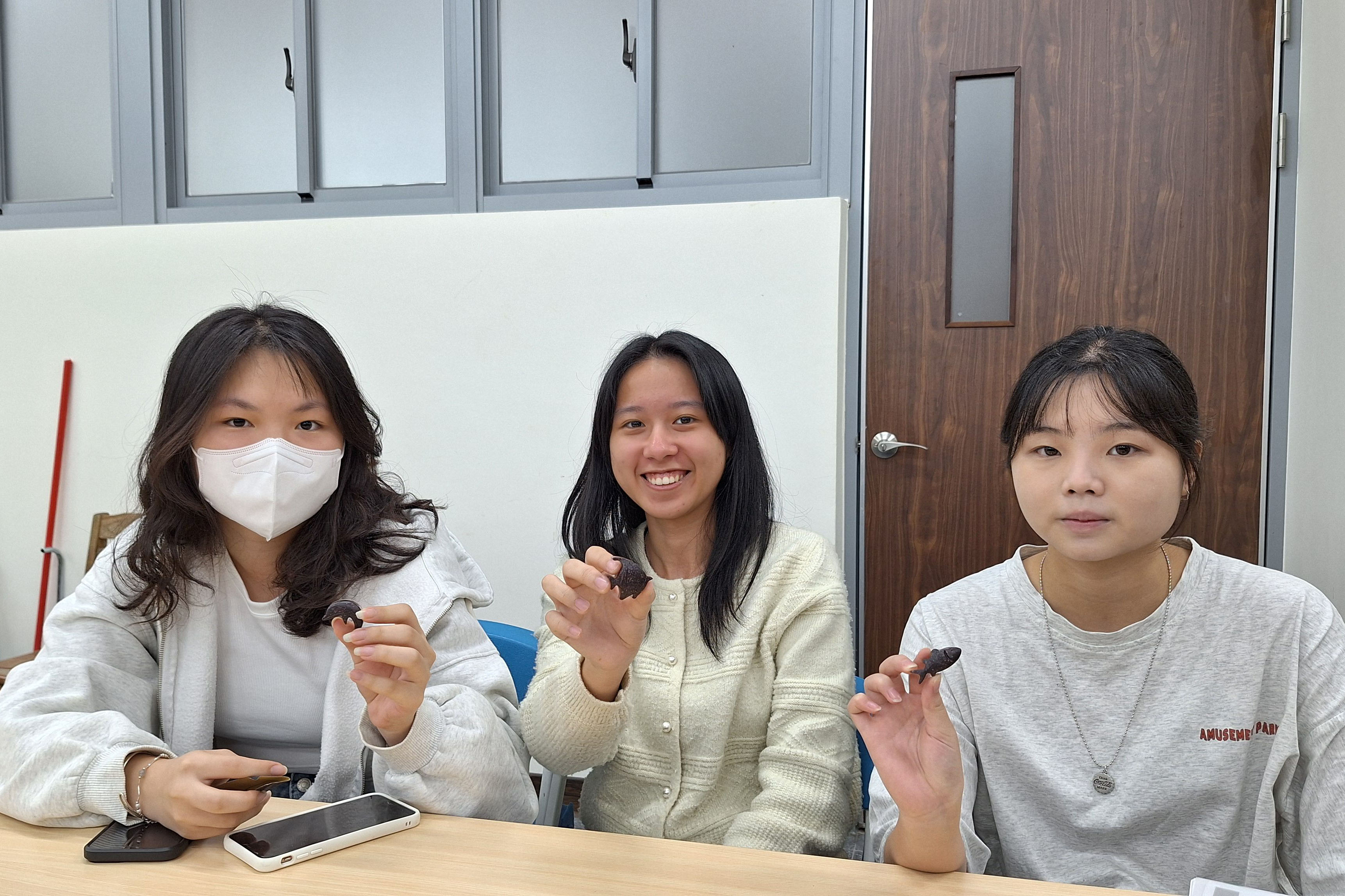 學生們開心展示碳鎖磁鐵作品