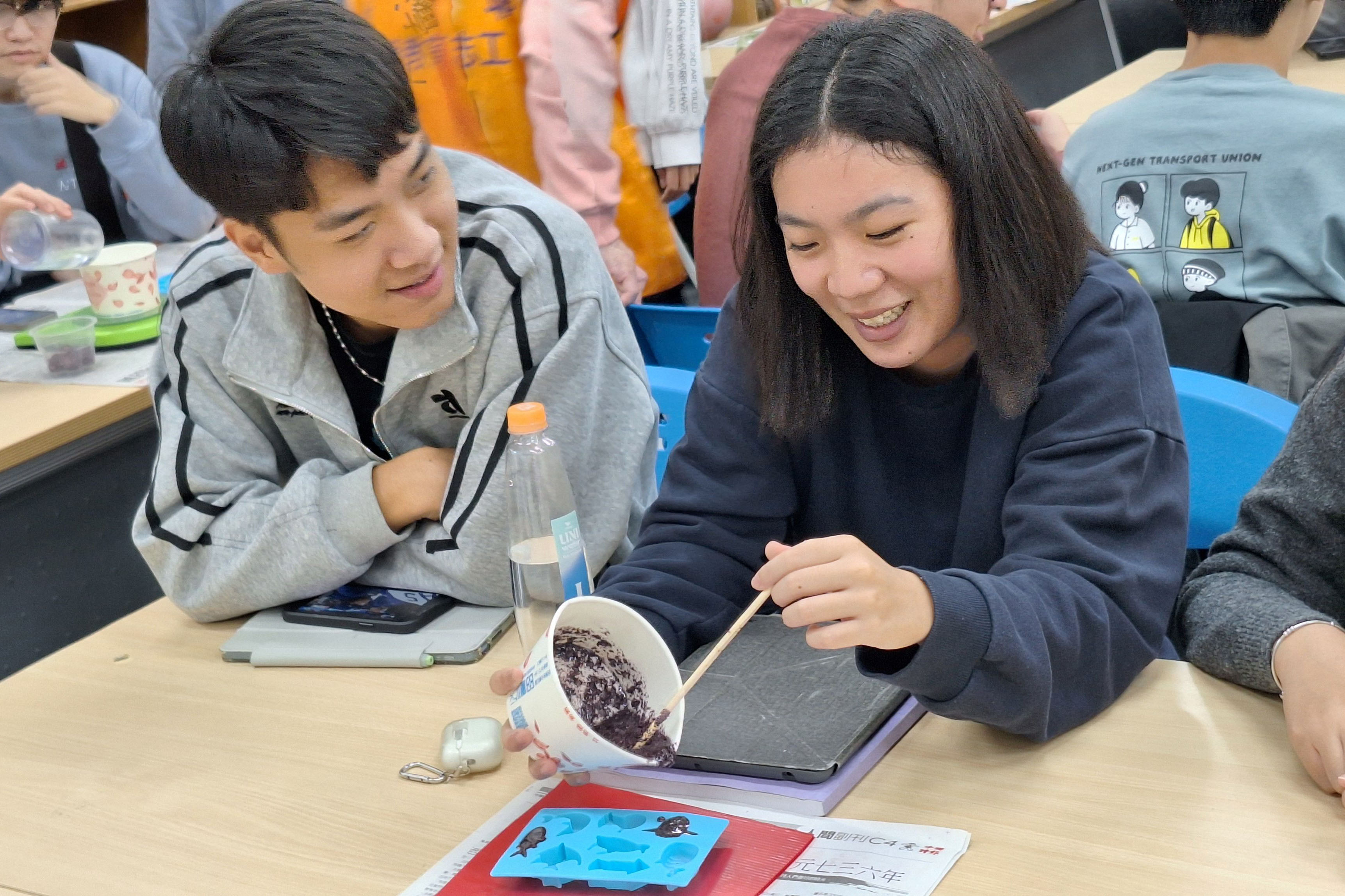 學生親手將海藻粉製作成各式海洋動物造型的碳鎖磁鐵
