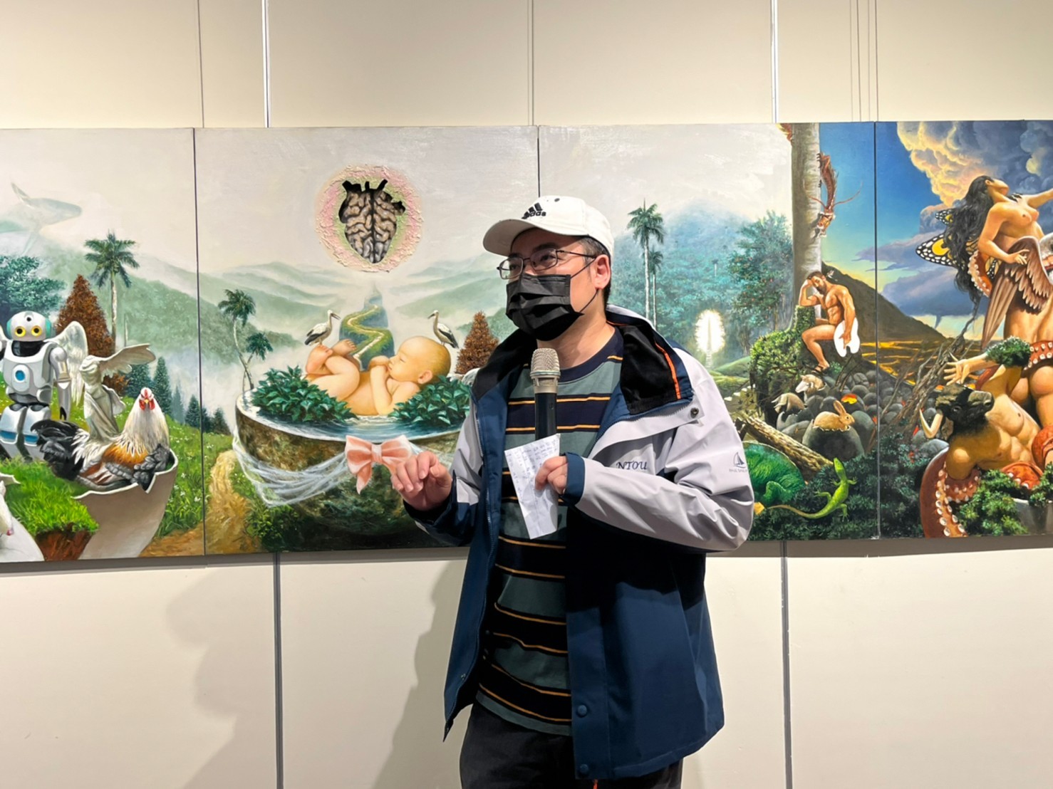藝文中心謝忠恆主任認為，透過藝術的思考與觀察可以關心世界上所發生的任何議題