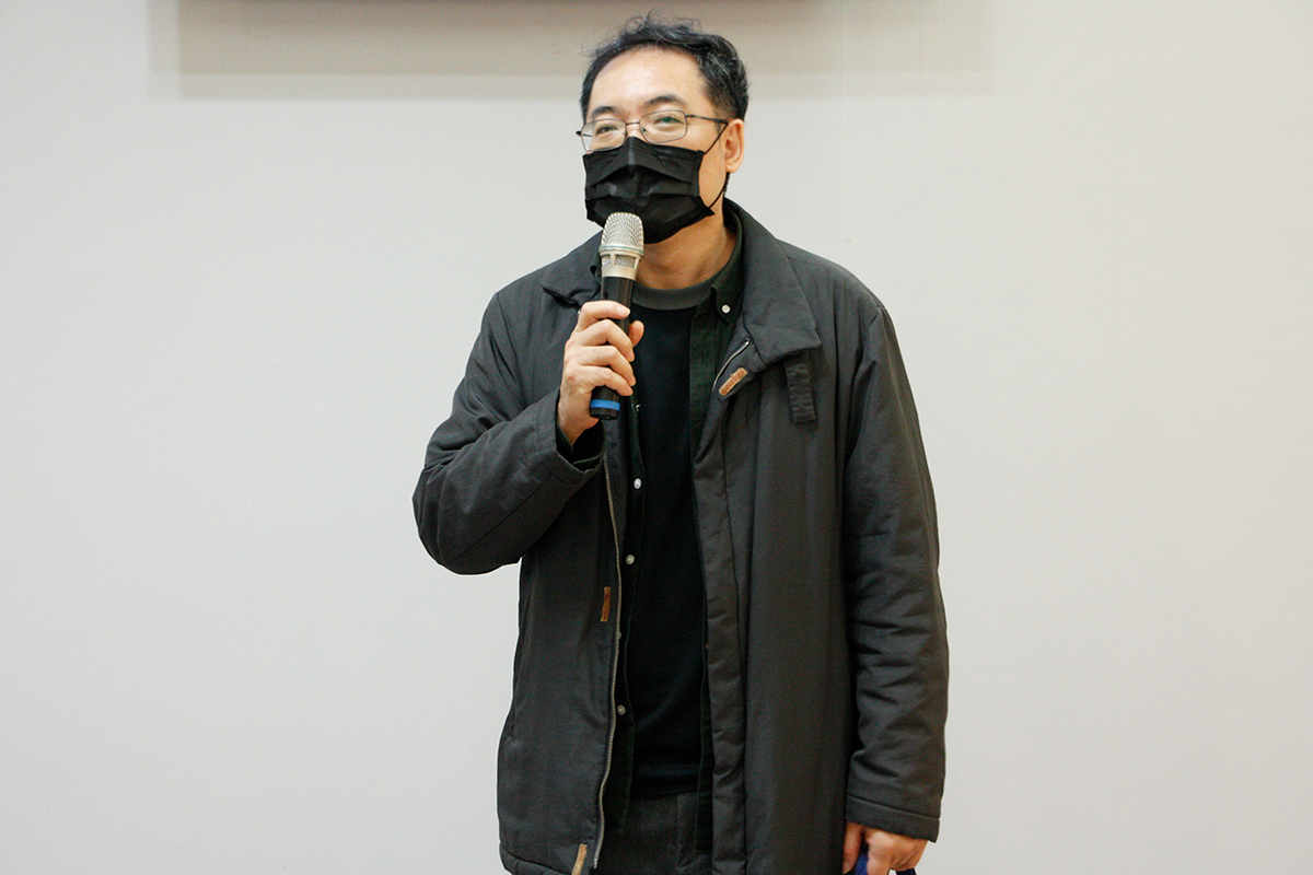 謝忠恆主任表示曹松清藝術家出身電機工程 透過光的分析將色彩傳達至他的畫布呈現自然陽光