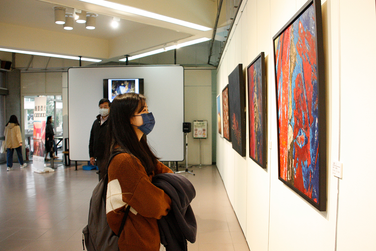 國立臺灣海洋大學藝文中心年度壓軸展「海島微光─曹松清個展」於22日開幕