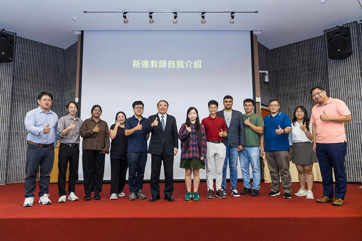 新進教師與校長合影。