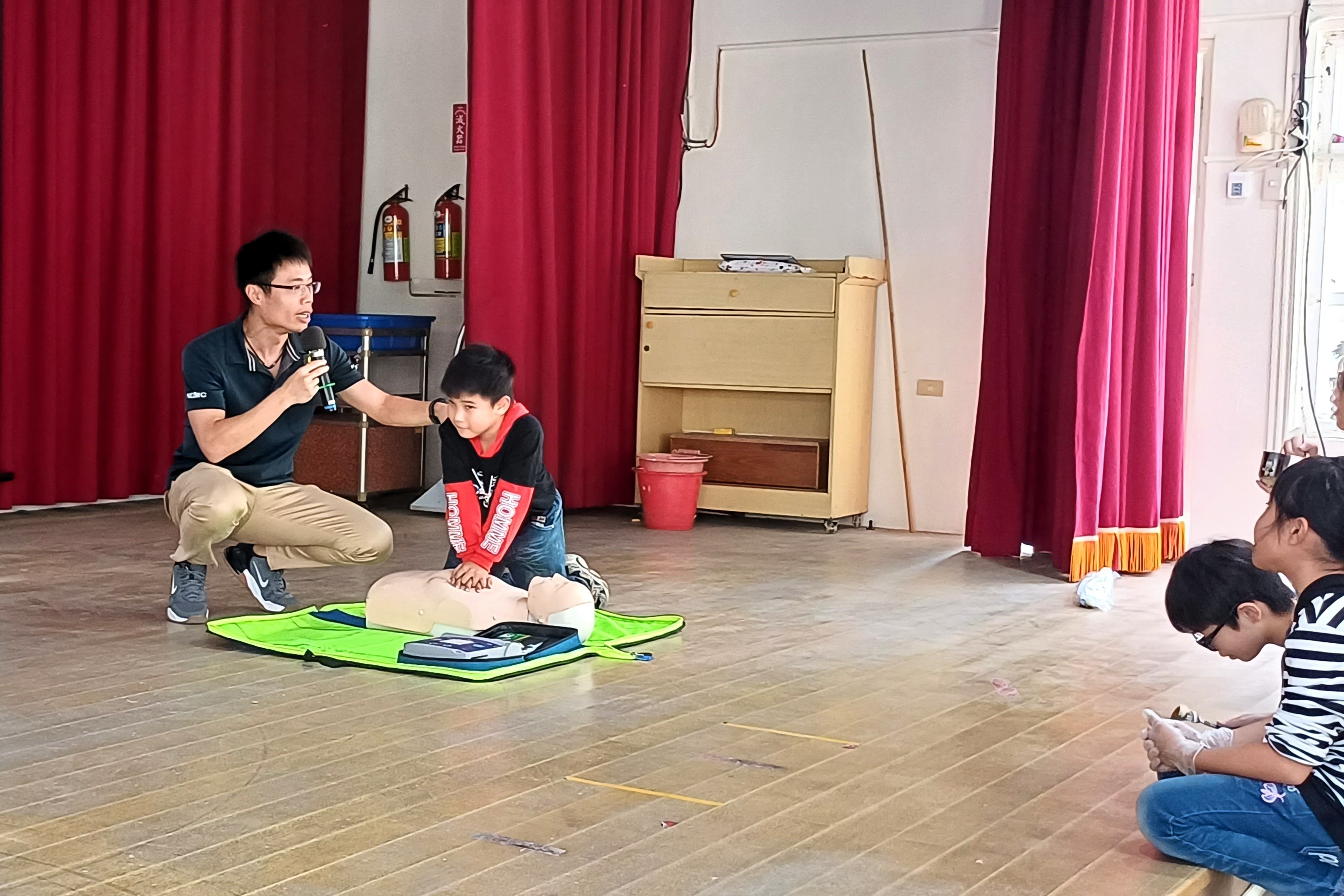 國軍臺中總醫院醫護人員訓練學生CPR