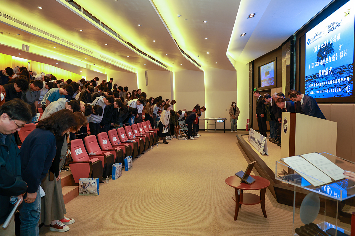 「傳承與創新-王光祥講座」的修課同學們向師長行敬師禮。