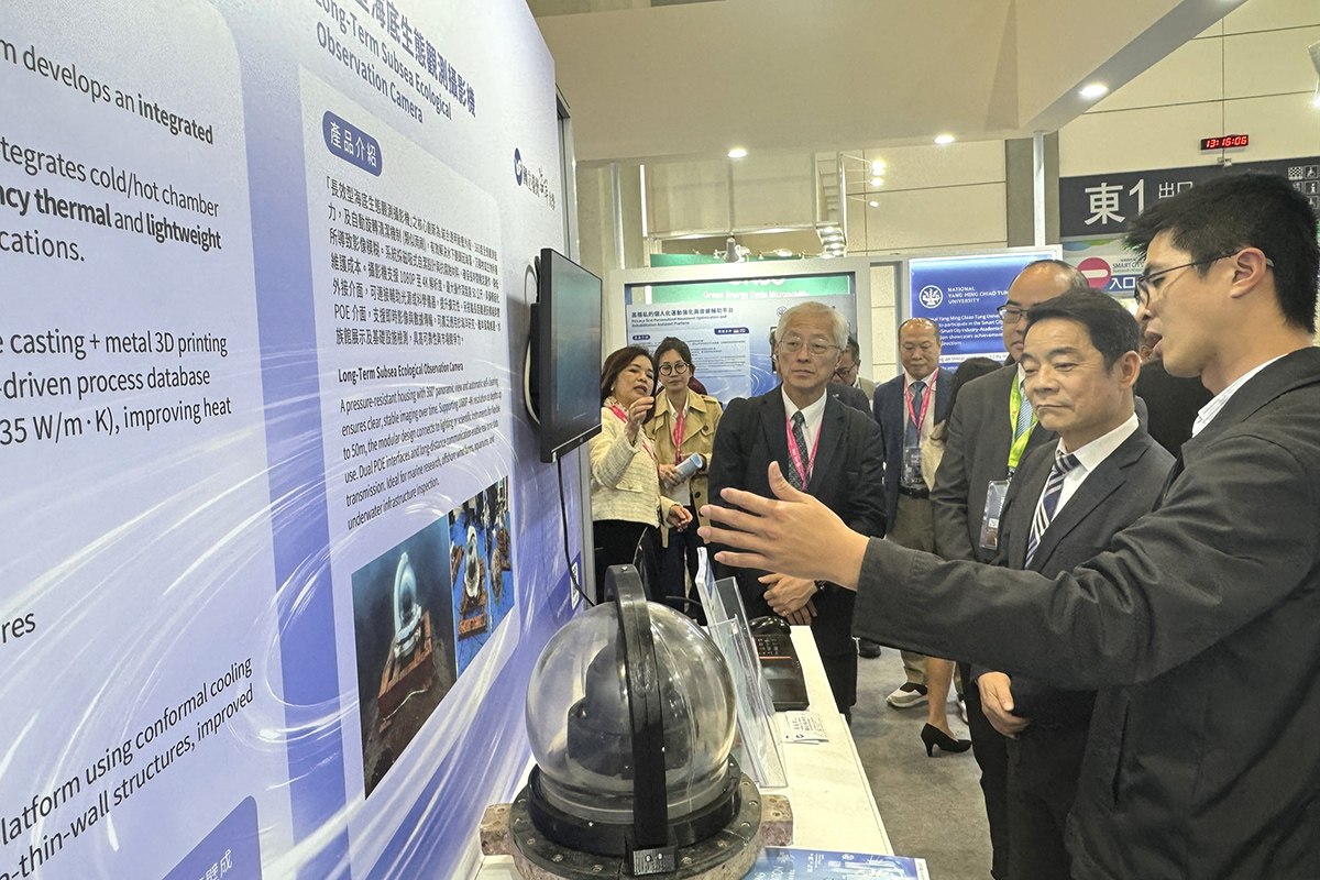 交通部政務次長伍勝園(右2)聽取海大造船系黃盛煒助理教授說明「長效型海底生態觀測攝影機」。