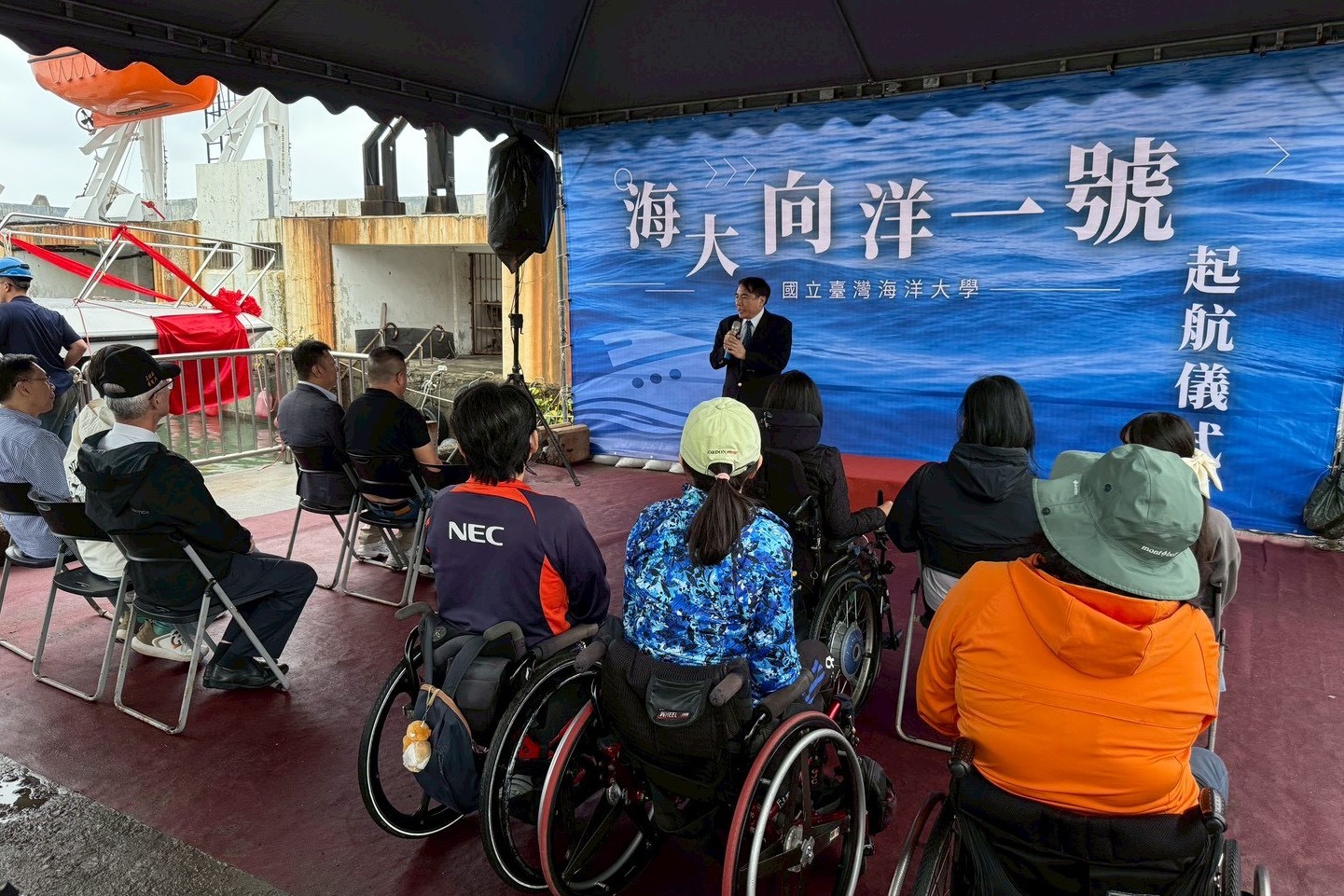 許泰文校長表示「向洋一號」的啟用象徵著學校對基隆海洋發展的支持與承諾
