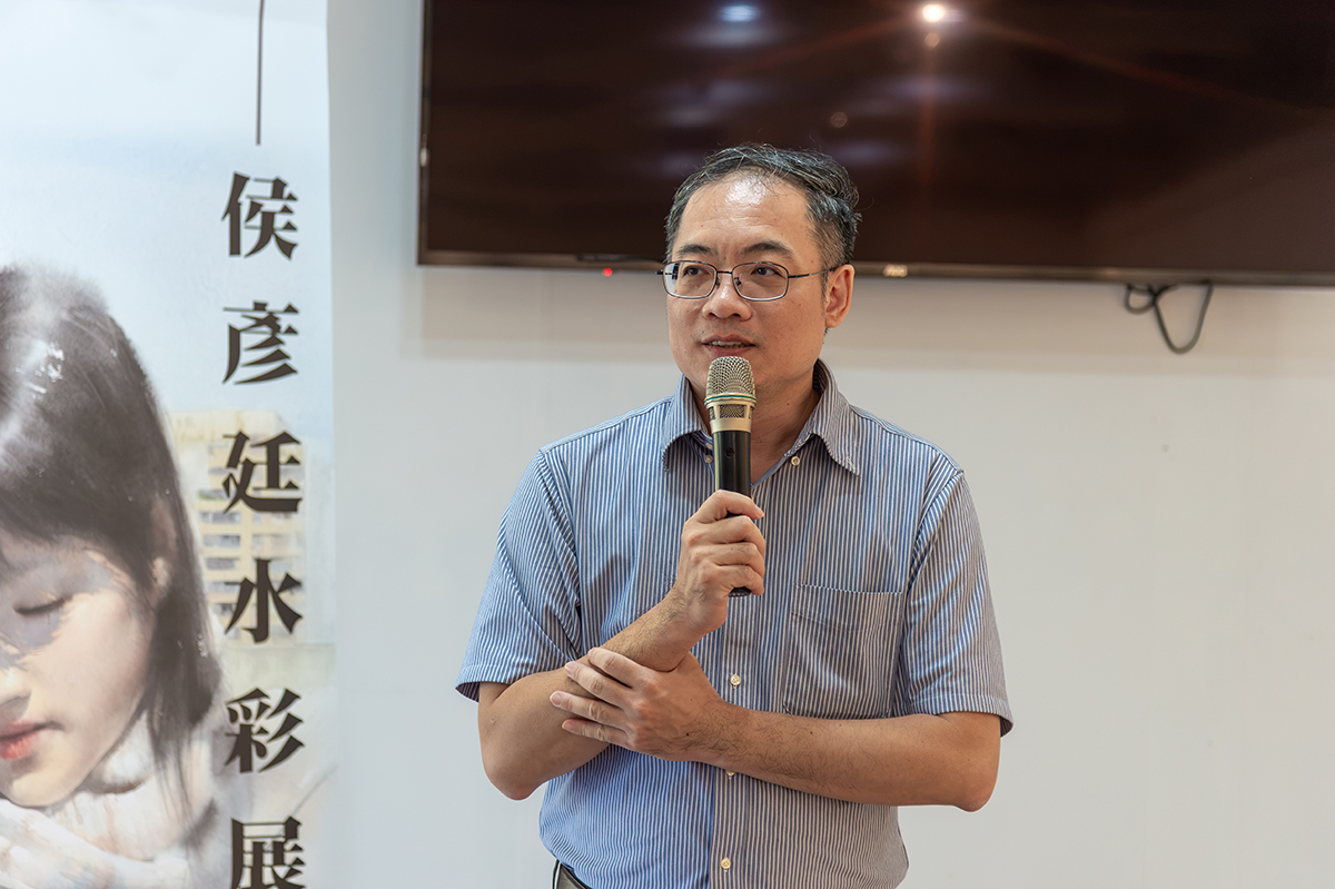藝文中心謝忠恆主任指出侯彥廷老師作品背後蘊含嚴謹的色彩學與光學思考。