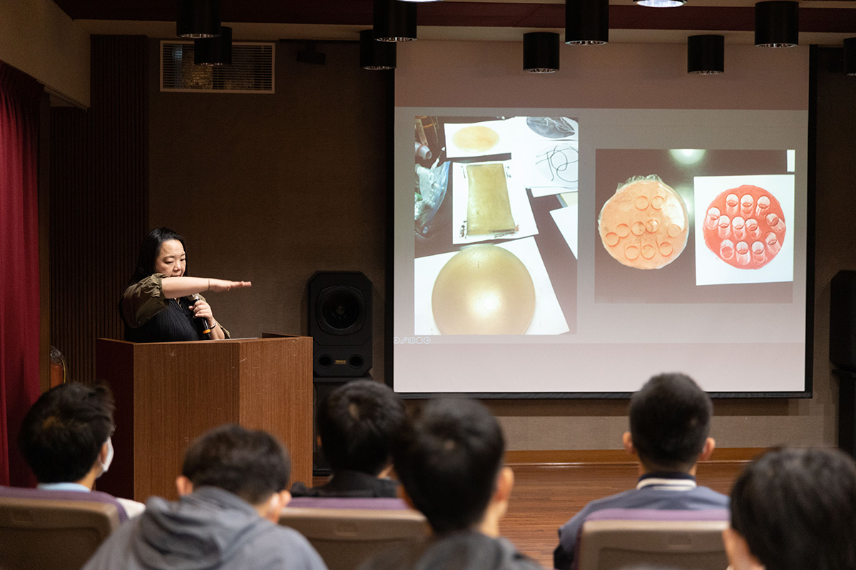 藝術家張若綺與海大師生分享創作歷程。
