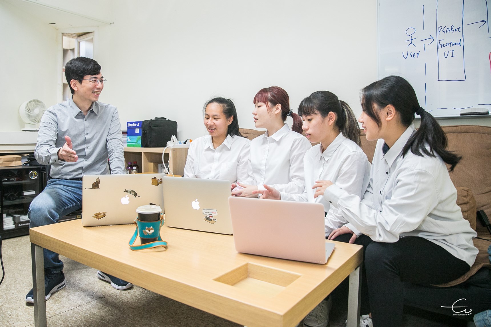 馬尚彬教授(左一)期望團隊未來更加強Chatbot的問題理解能力