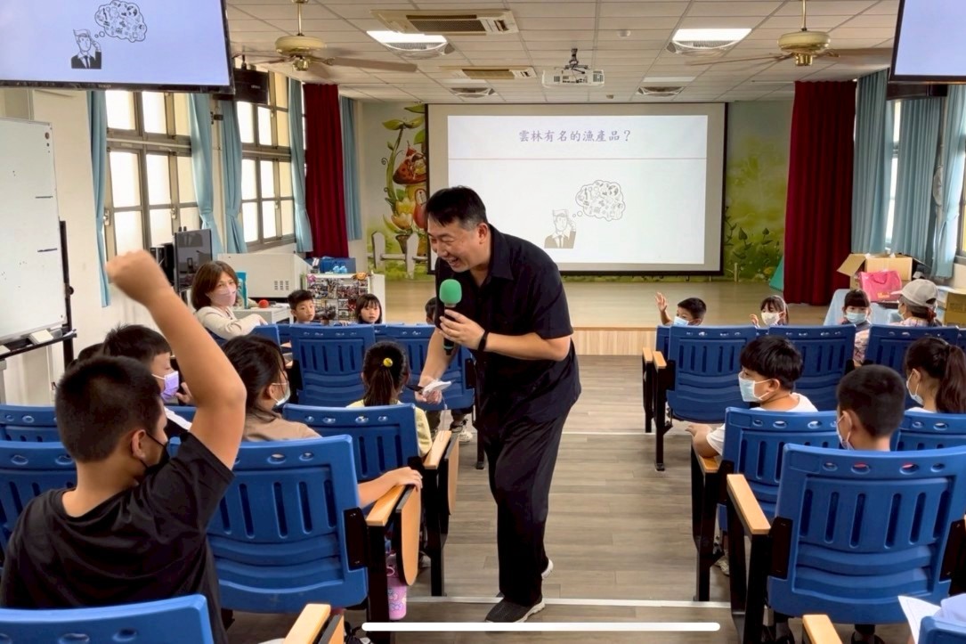 曾煥昇副教授與金湖國小學生互動