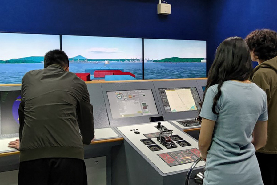 學生使用多功能操船模擬機(BRM)系統，練習各種天氣、海浪、船舶交會、進出港等情境