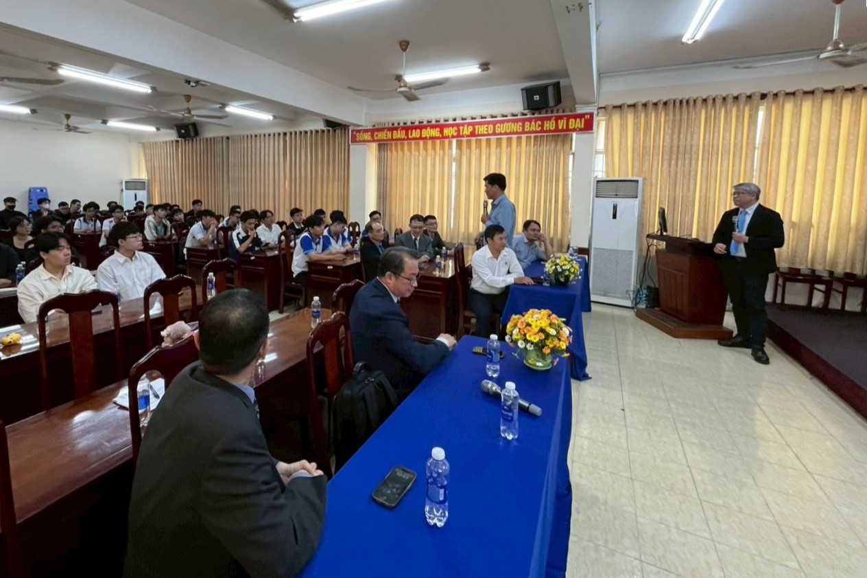 海大機械與機電工程學系溫博浚主任向肯特大學相關領域師生介紹海洋大學。