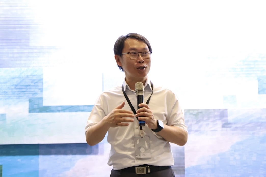 李明安副校長肯定文創系學生四年來的學習成果。