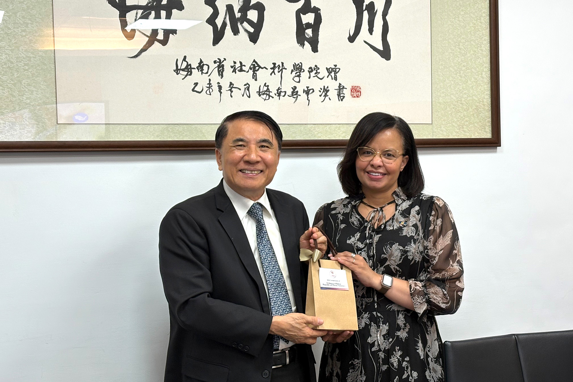 貝里斯駐臺大使梅凱瑟與許泰文校長交換紀念品。