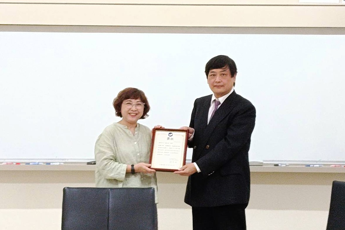 蘇惠卿院長頒發獎狀予謝志得同學。