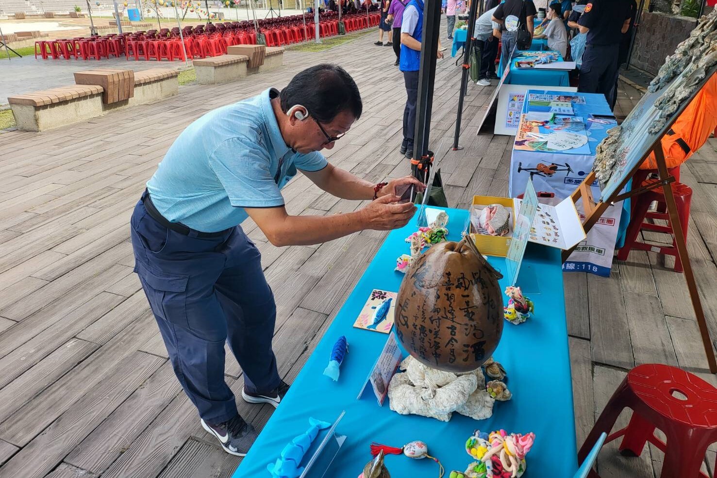 雲林縣當地民眾駐足拍照