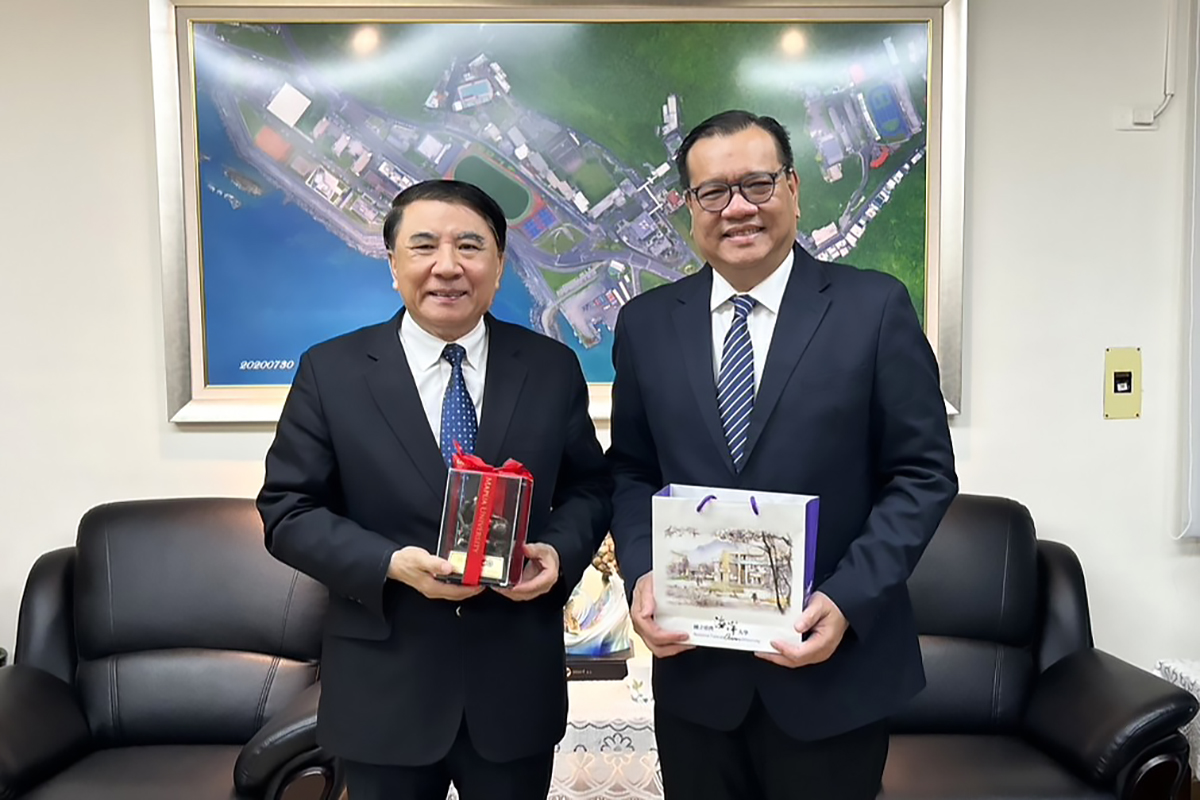 海大許泰文校長(左)與瑪布亞大學校長Dr. Maestrecampo(右)建立雙方共識