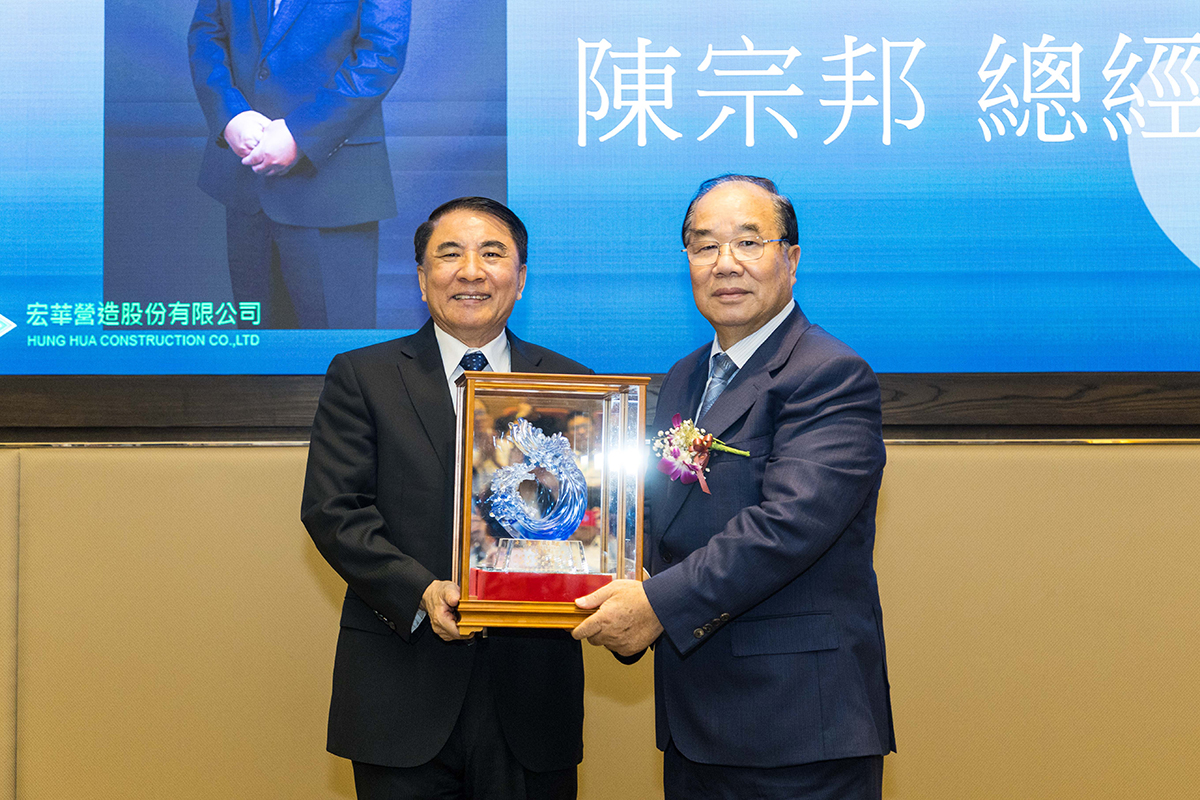 許泰文校長頒發第12屆海洋貢獻獎予宏華營造陳宗邦總經理