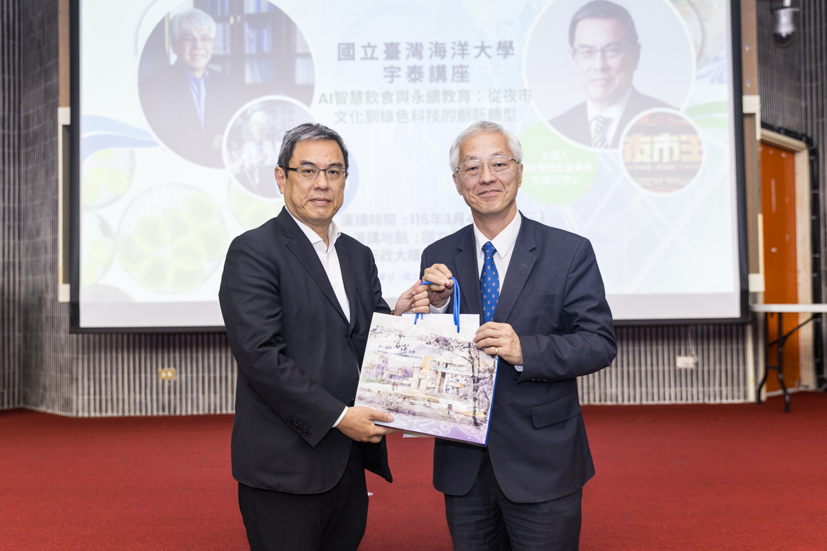 冉繁華副校長致贈紀念品感謝李鐘培董事長蒞校演講