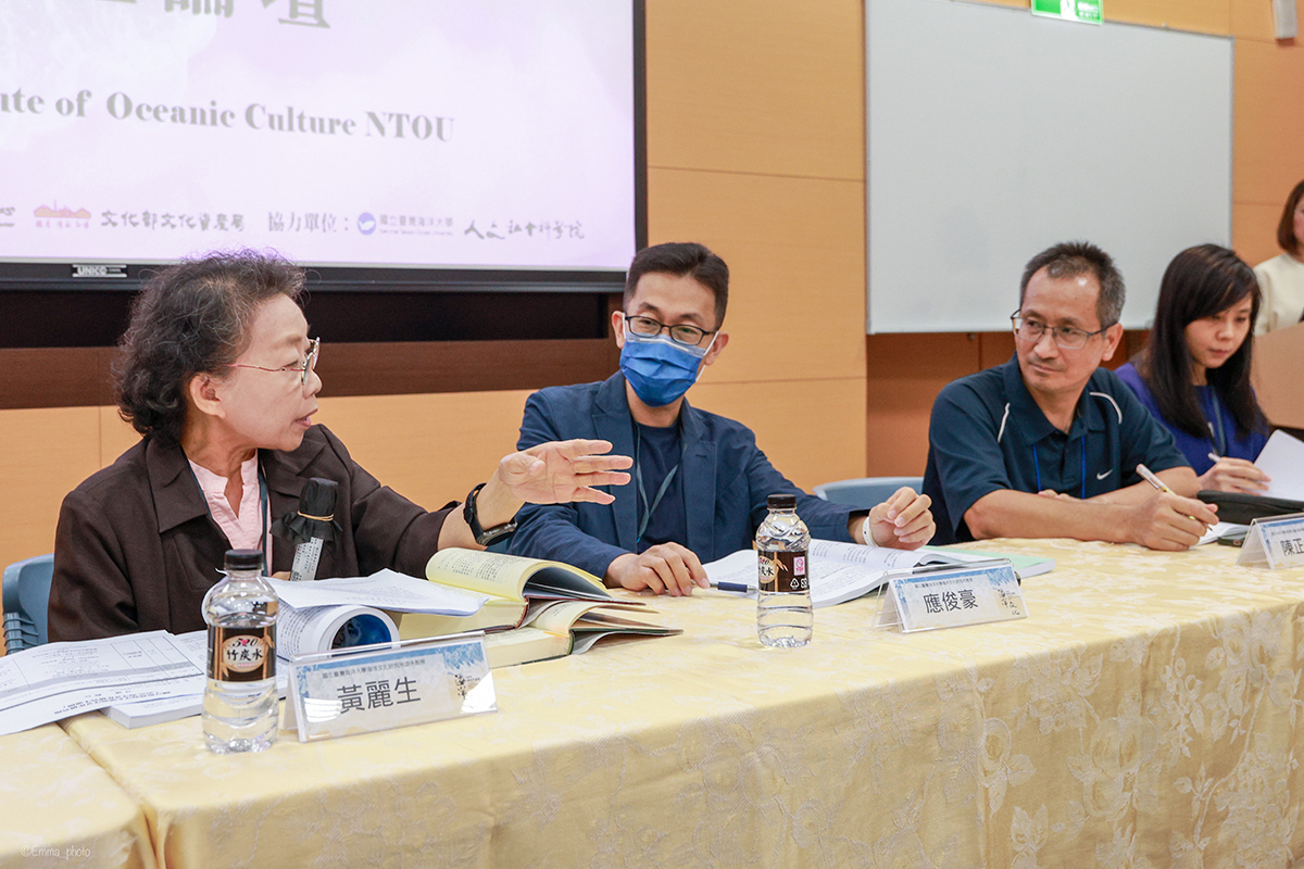 研究生與評論老師現場討論交流。