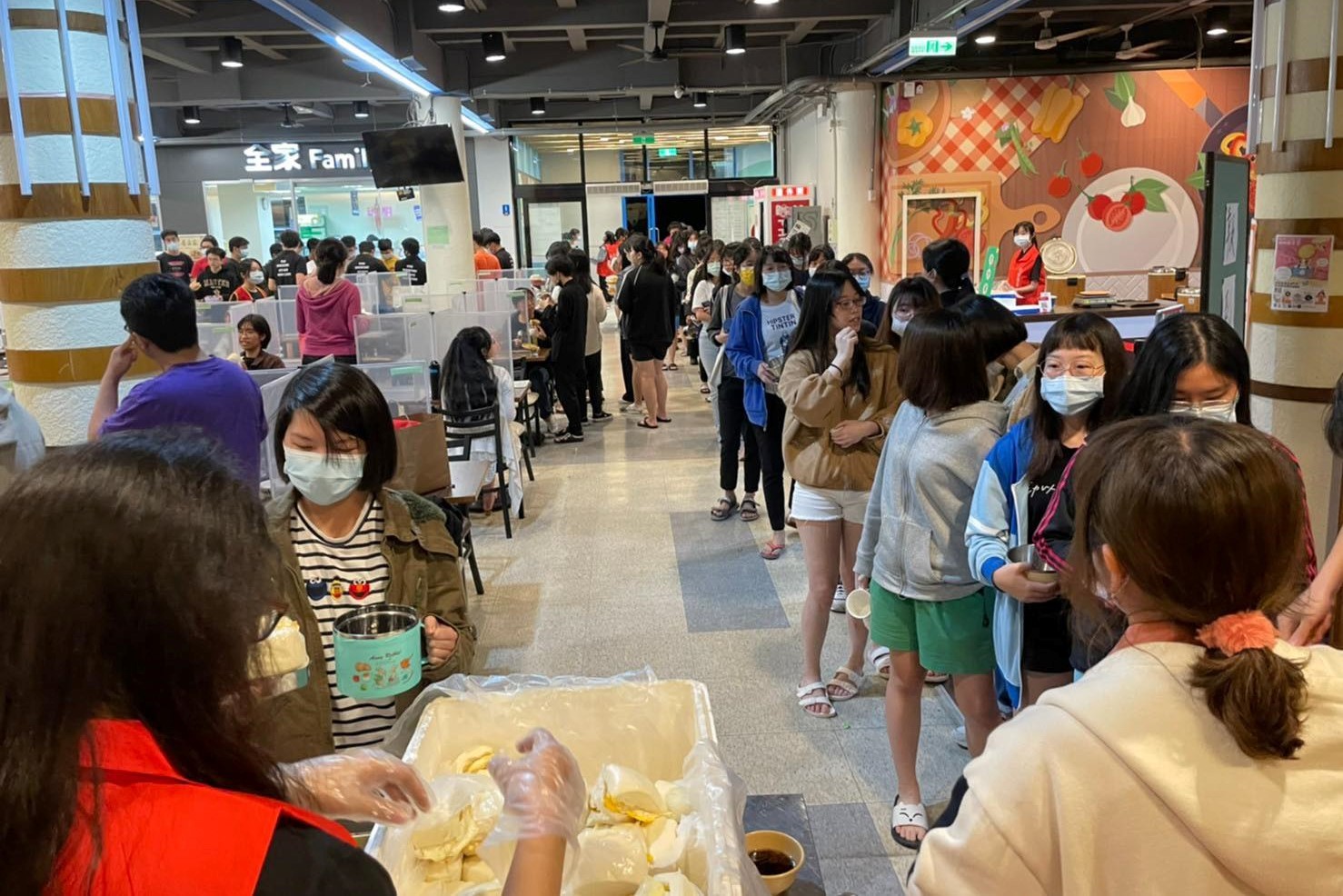 同學們配戴口罩井然有序的排隊