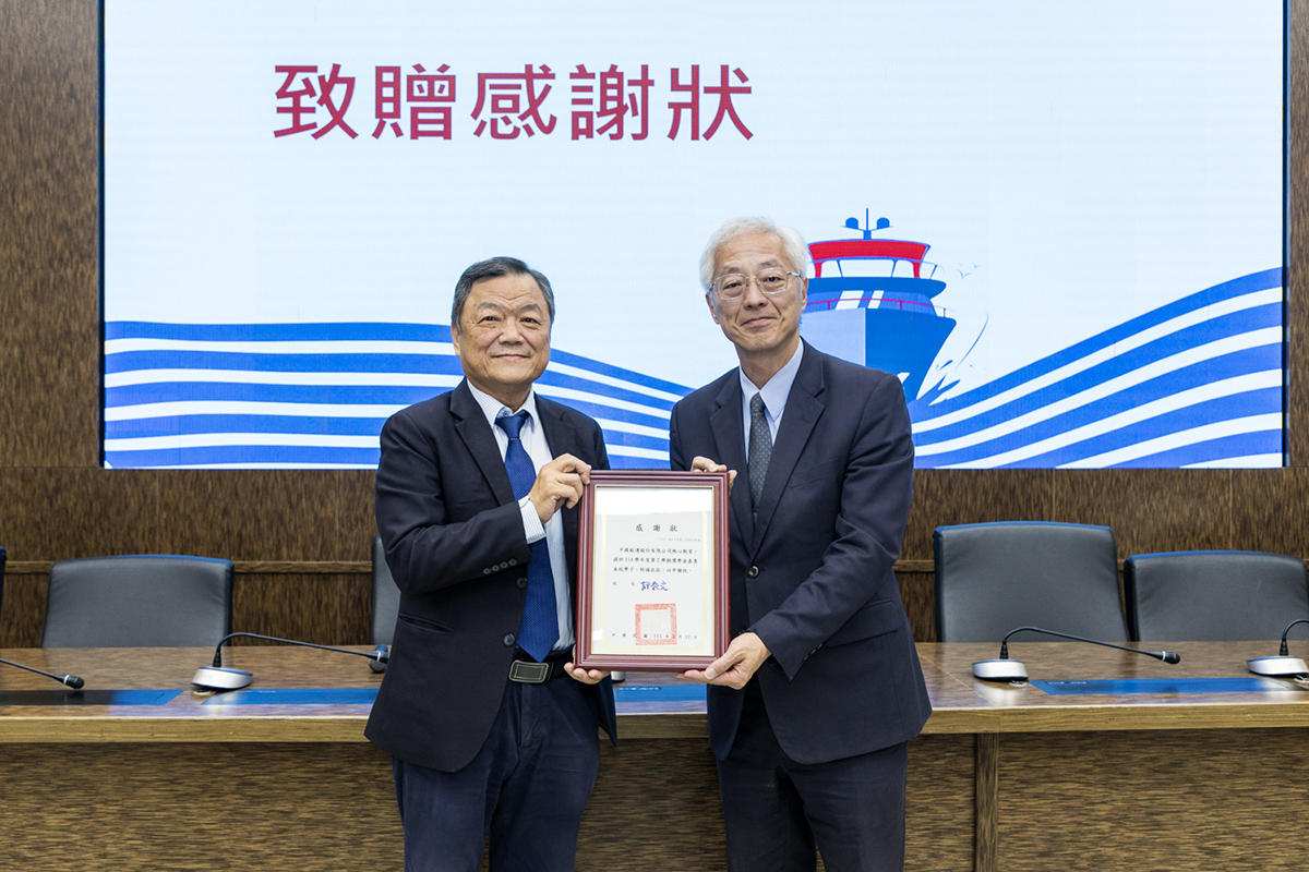 海大冉繁華副校長代表致贈感謝狀予中航戴聖堅總經理。