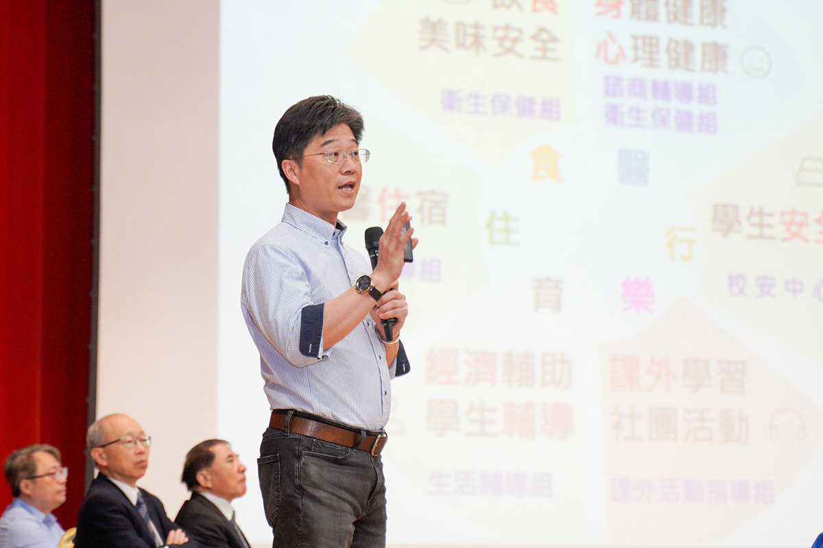 4.26新鮮人說明會鄭學淵學務長為學生及家長介紹海大的食醫住行育樂