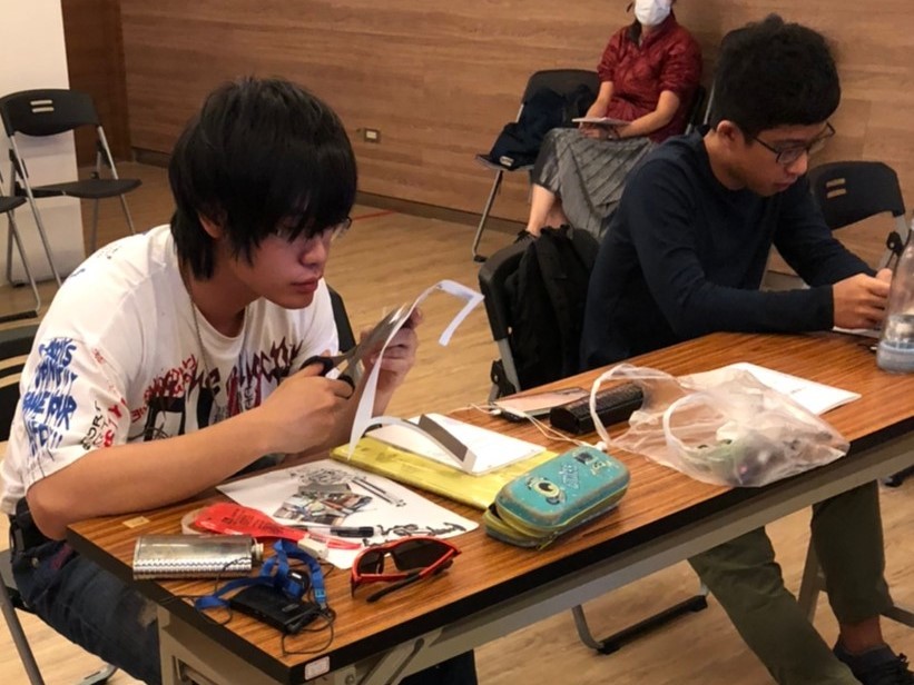 將當天拍攝照片列印出來貼上活動手冊，比對舊照片