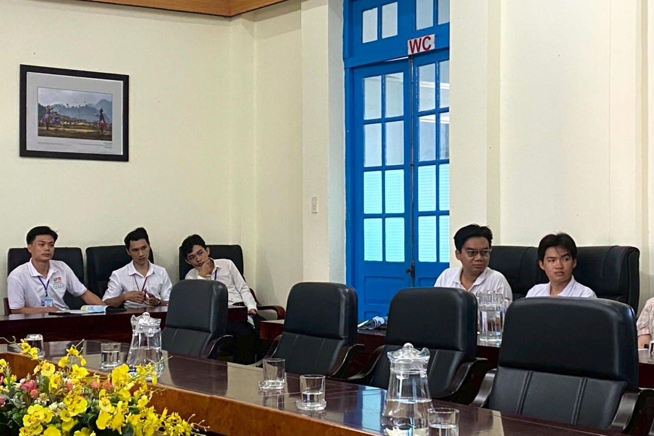 參與說明會的越南學生認真汲取相關資訊。