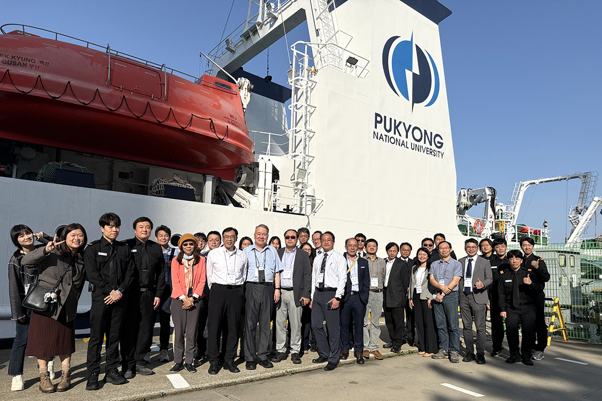 海大團隊實地參訪實習船「白鯨號」(백경호),與船員合影。