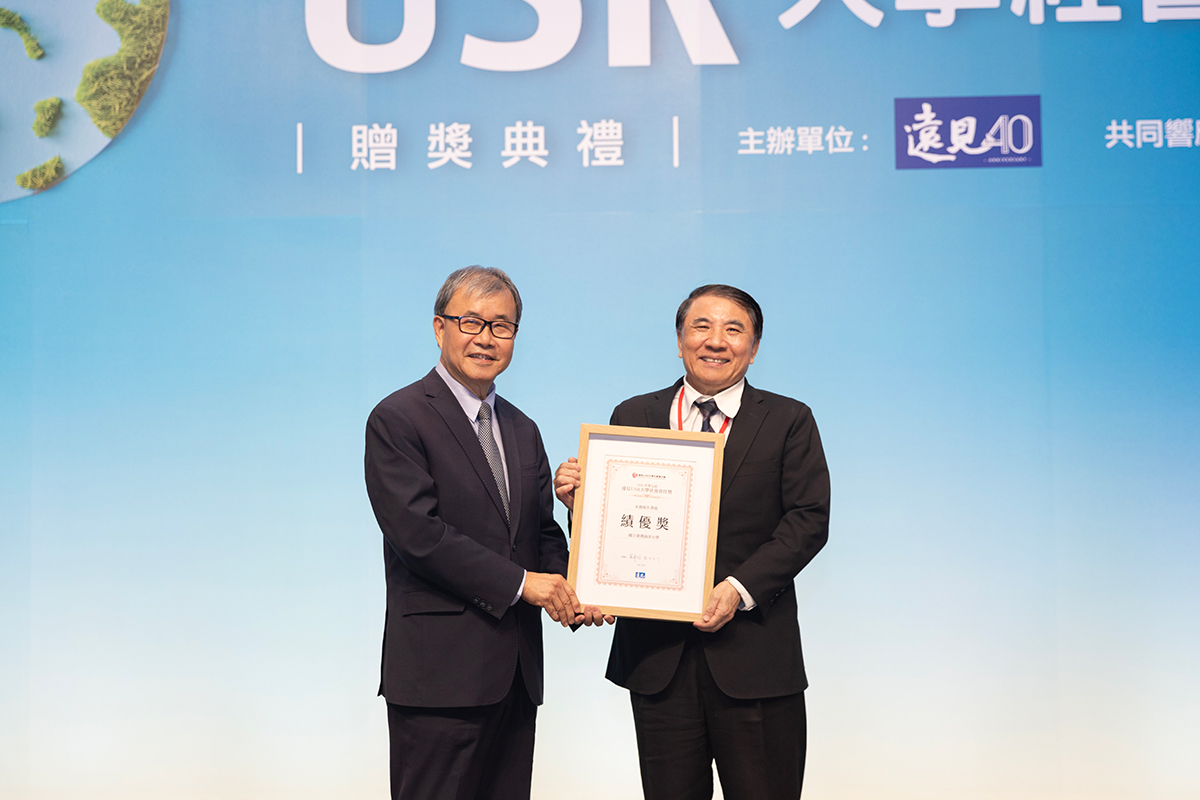 海大許泰文校長親自出席頒獎典禮代表受獎。（左為教育部長鄭英耀）